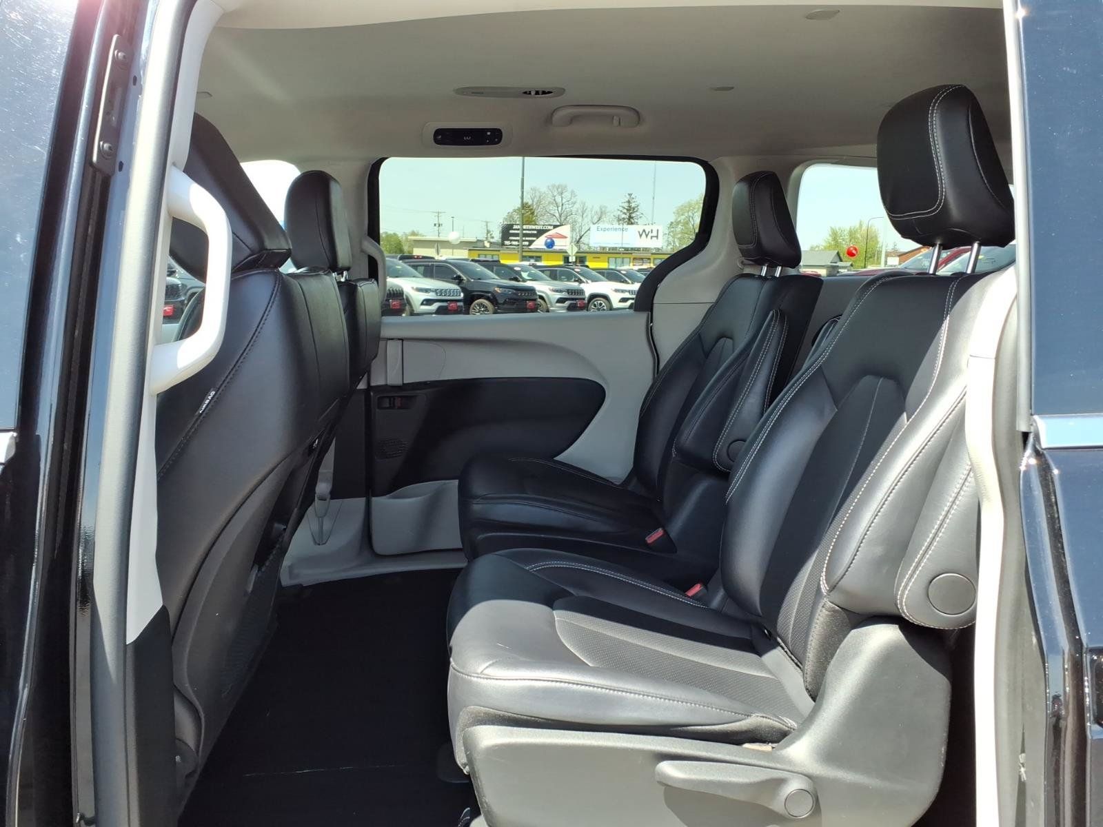Used 2024 Chrysler Pacifica Limited FWD image 11