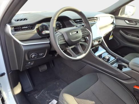 New 2025 Jeep Grand Cherokee L Laredo image 17