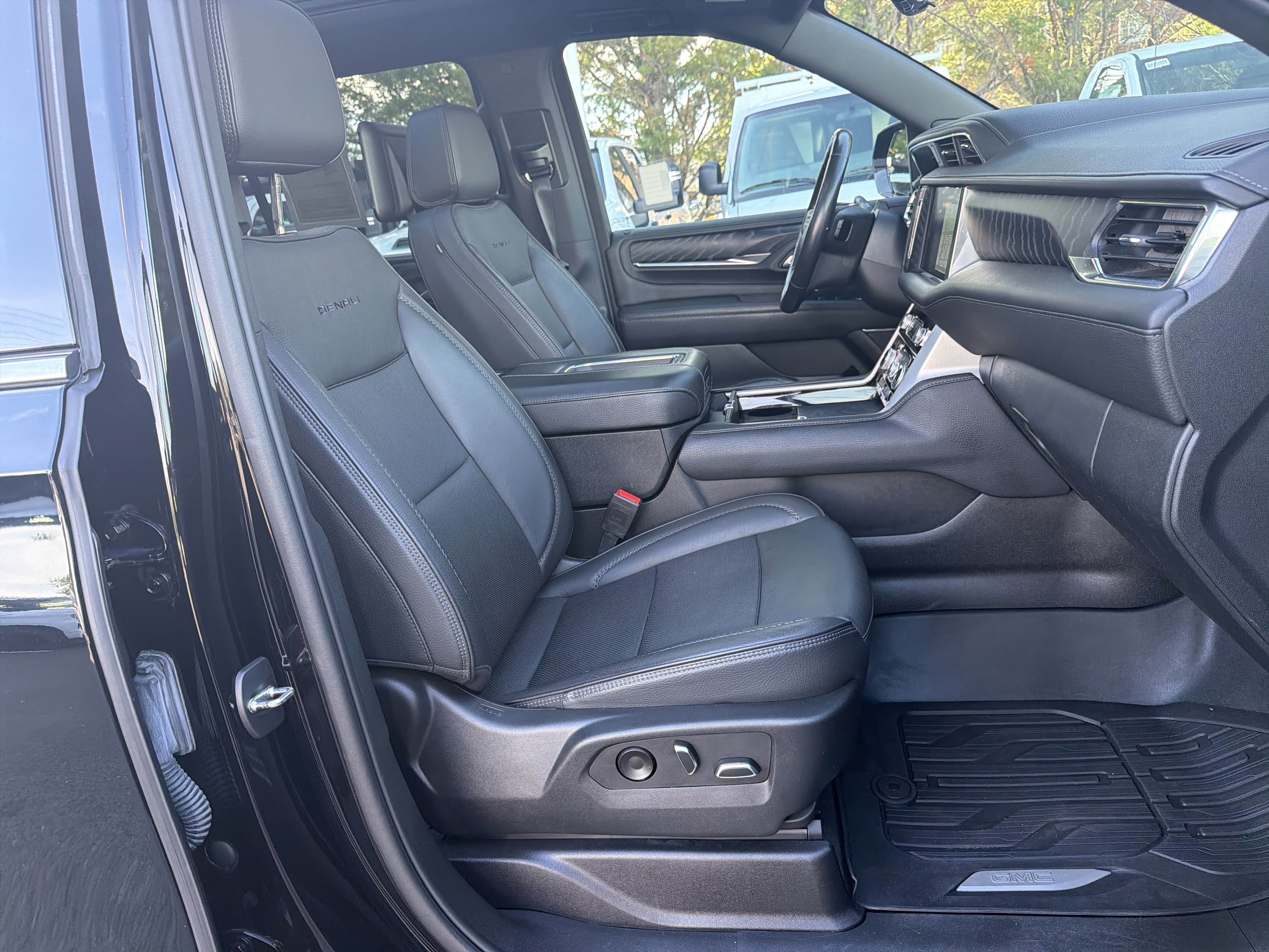 Used 2023 GMC Yukon XL Denali w/ Advanced Technology Package AWD/4WD image 35
