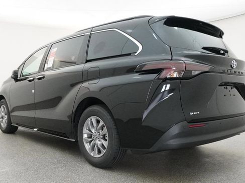 New 2026 Toyota Sienna XLE FWD image 14