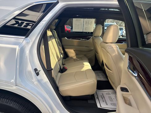 Used 2017 Cadillac XT5 Luxury image 41