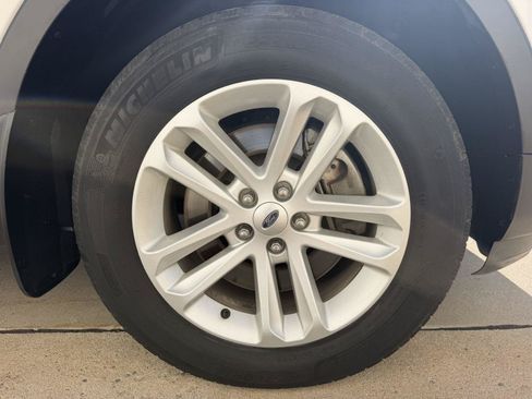 Used 2014 Ford Explorer XLT w/ Equipment Group 202A AWD/4WD image 9