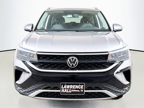 Used 2022 Volkswagen Taos SE image 2