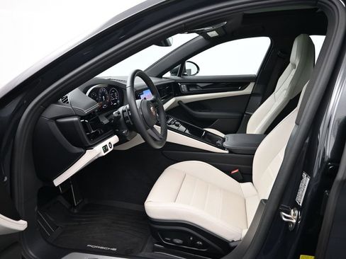 Used 2025 Porsche Panamera image 4