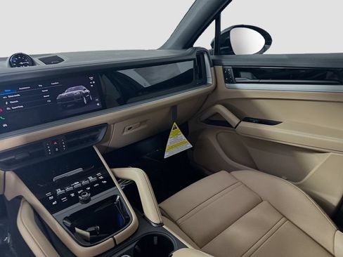 Certified 2026 Porsche Cayenne Coupe AWD/4WD image 25