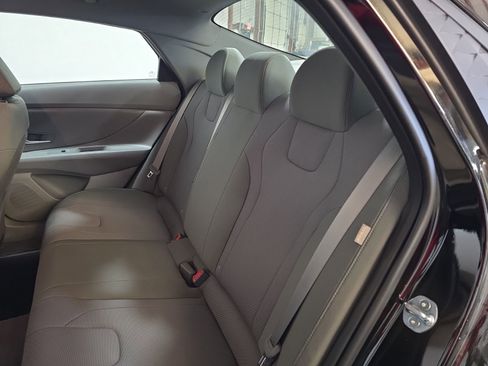 Used 2025 Hyundai Elantra SE image 31