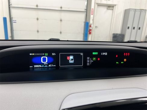 Used 2022 Toyota Prius LE image 11