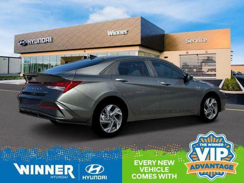 New 2025 Hyundai Elantra SEL image 9