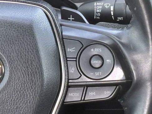 Used 2020 Toyota Camry SE w/ Convenience Package FWD image 12