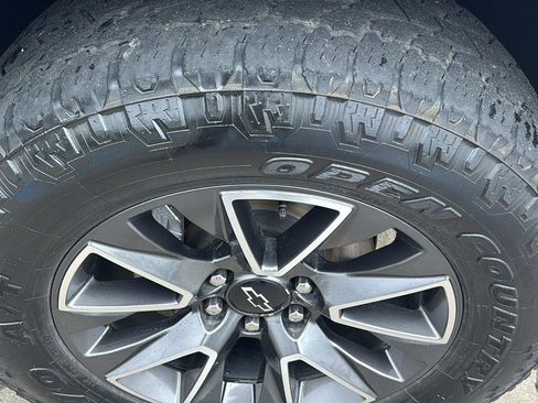 Used 2021 Chevrolet Tahoe Z71 w/ Z71 Off-Road Package AWD/4WD image 9