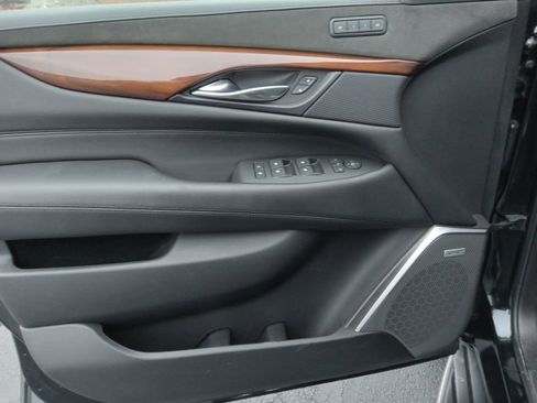 Used 2019 Cadillac Escalade ESV Luxury image 9