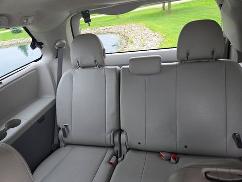 Used 2011 Toyota Sienna XLE FWD image 12