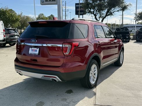 Used 2017 Ford Explorer XLT image 5