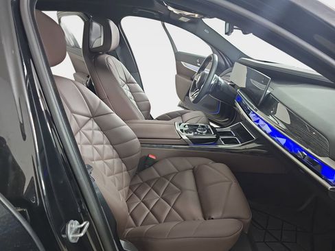 Used 2025 BMW 740i xDrive image 10