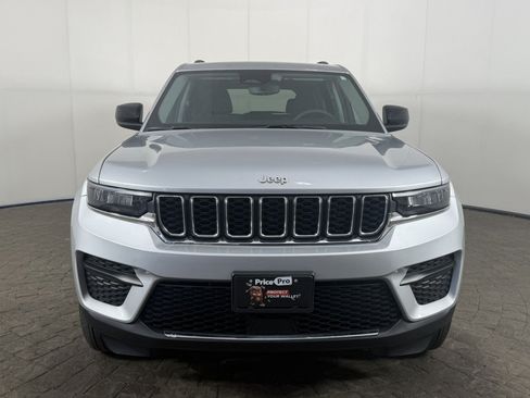 Used 2023 Jeep Grand Cherokee Laredo X AWD/4WD image 2