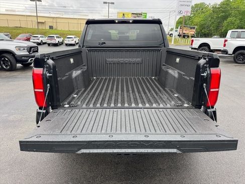 Used 2025 Toyota Tacoma SR5 AWD/4WD image 18