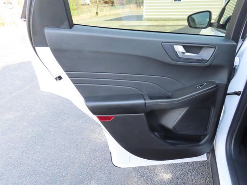 Used 2021 Ford Escape SE image 18