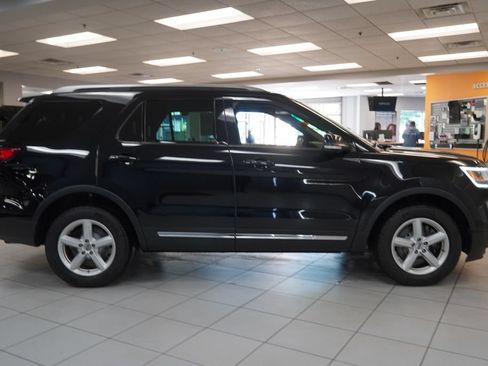 Used 2017 Ford Explorer XLT w/ Equipment Group 202A AWD/4WD image 14