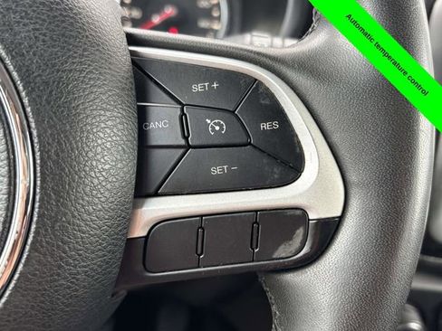 Used 2018 Jeep Renegade Latitude FWD image 14