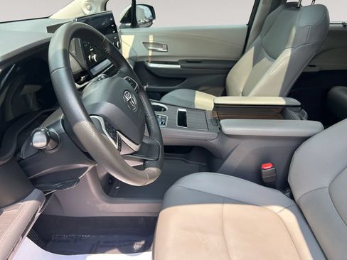 Used 2022 Toyota Sienna XLE w/ XLE Plus Package FWD image 9