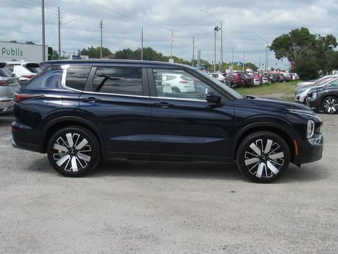 New 2025 Mitsubishi Outlander SE image 2