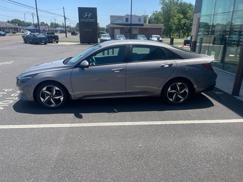 Used 2023 Hyundai Elantra SEL w/ Convenience Package FWD image 2