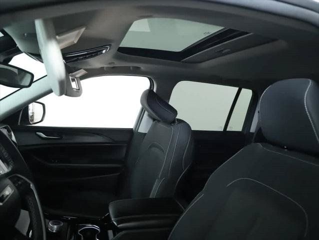 Used 2023 Jeep Grand Cherokee Laredo AWD/4WD image 20