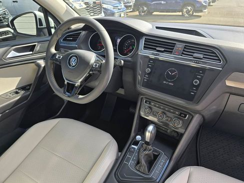 Used 2021 Volkswagen Tiguan SE FWD image 12