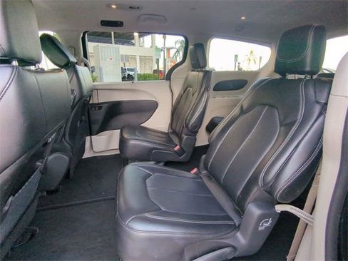 Certified 2024 Chrysler Pacifica Touring-L image 17