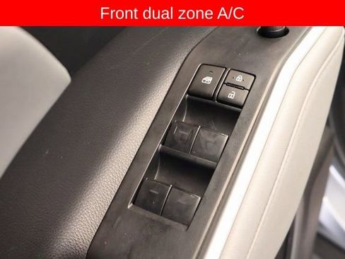 Used 2023 Toyota Highlander XLE AWD/4WD image 12