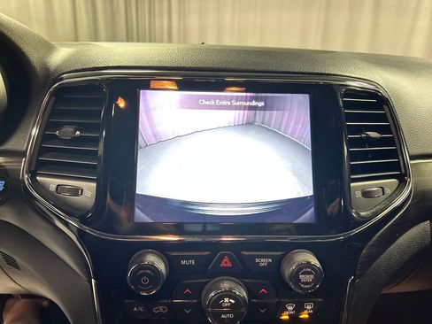 Used 2022 Jeep Grand Cherokee Laredo E image 18