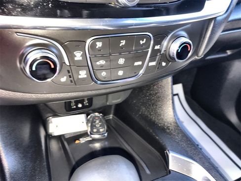 Used 2023 Chevrolet Traverse LT image 18