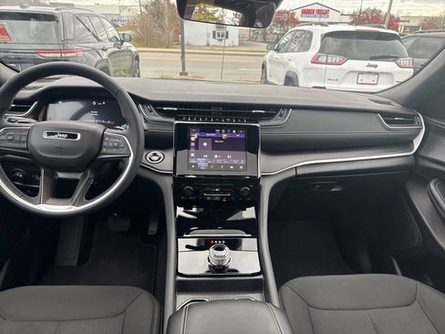 Used 2025 Jeep Grand Cherokee Laredo X image 12