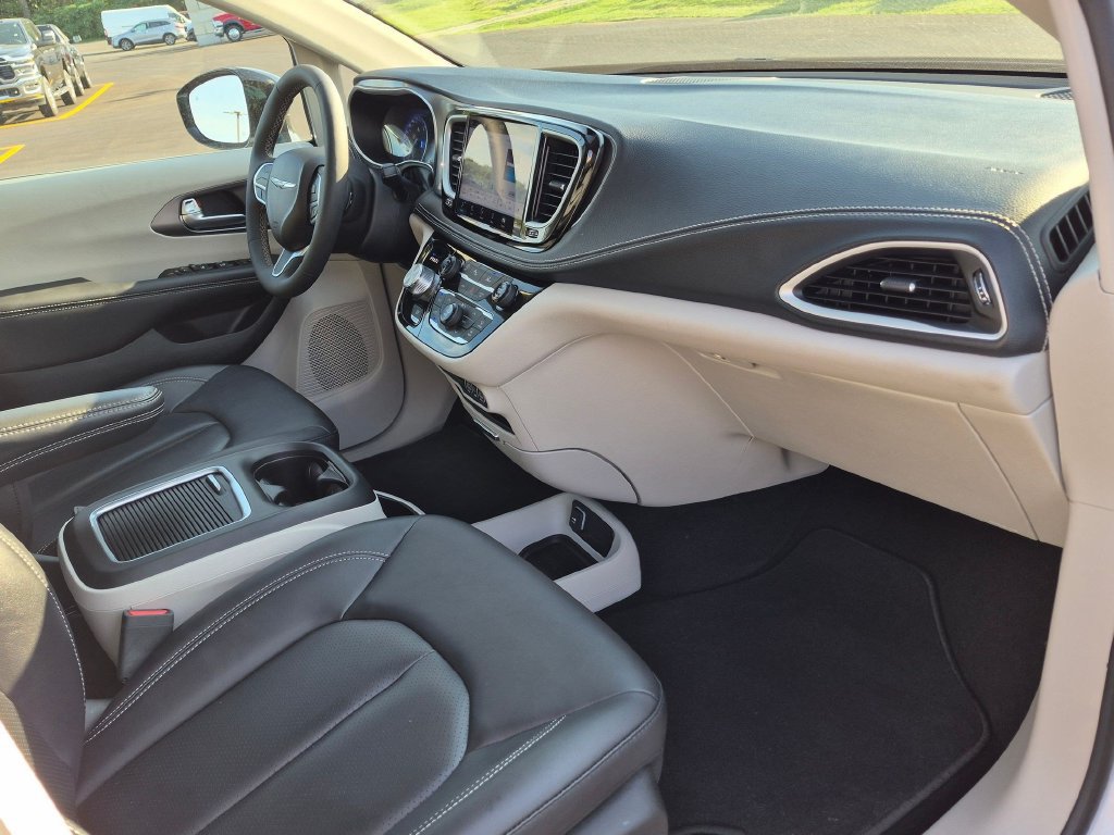 Used 2024 Chrysler Pacifica Touring-L FWD image 29