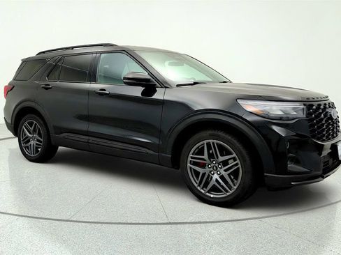 Used 2025 Ford Explorer ST-Line w/ ST-Line Street Pack AWD/4WD image 3