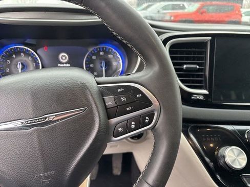 Used 2023 Chrysler Pacifica Touring-L image 18