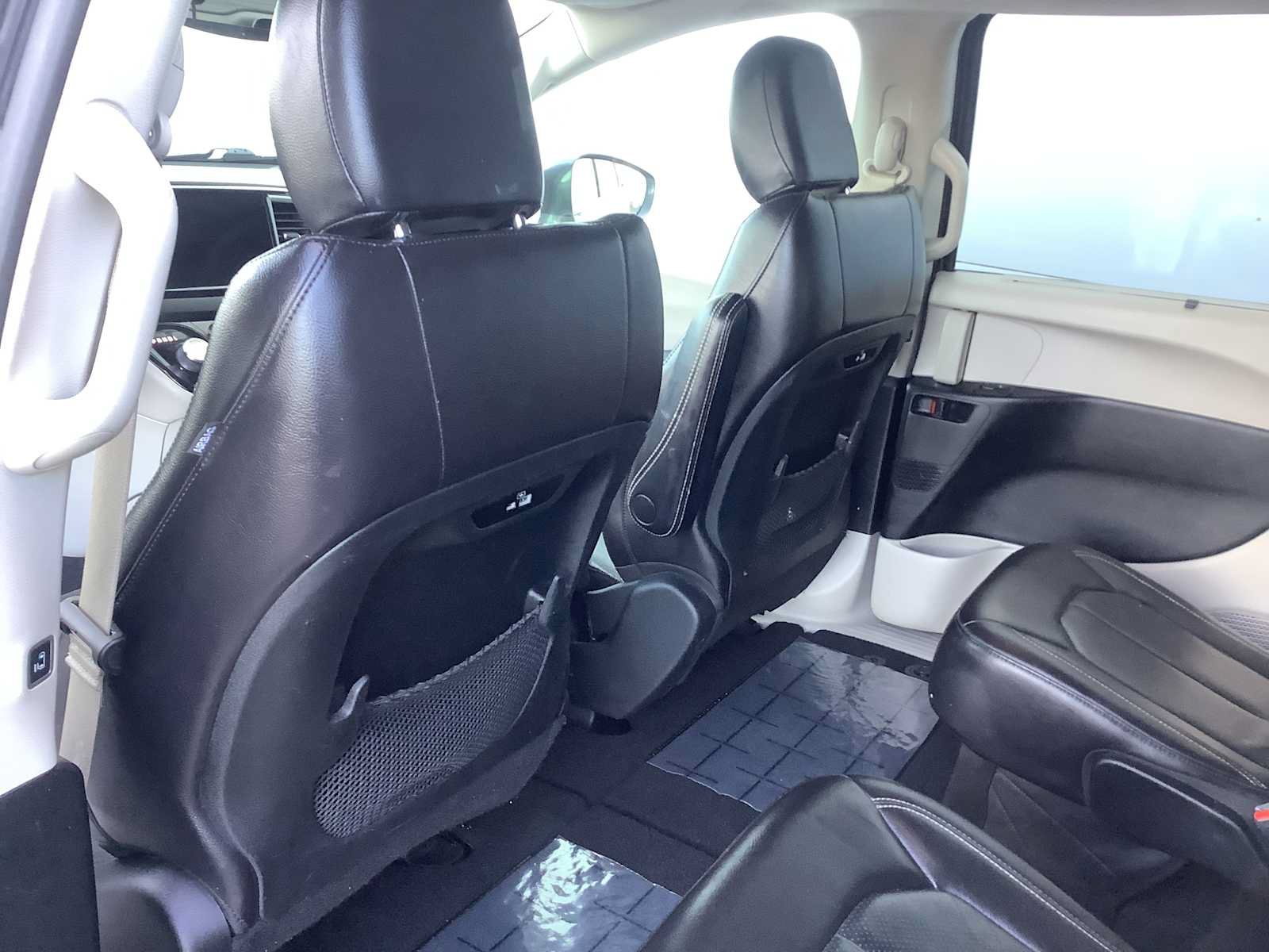 Used 2022 Chrysler Pacifica Touring-L FWD image 12