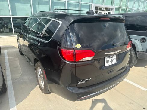 Used 2017 Chrysler Pacifica Limited FWD image 3