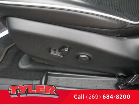 Used 2025 Chrysler Pacifica Limited FWD image 21