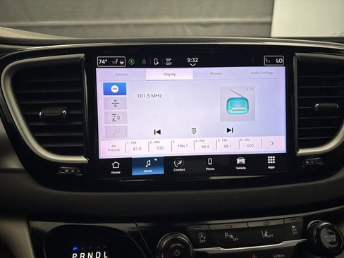 Used 2023 Chrysler Pacifica Touring-L FWD image 20