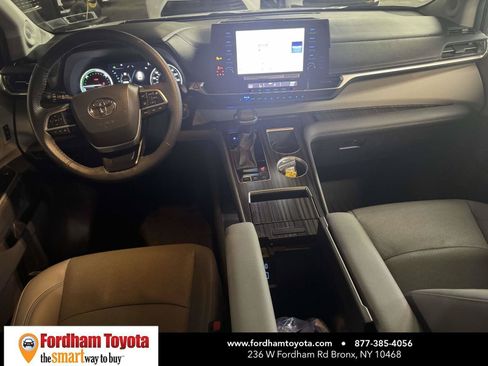 Used 2024 Toyota Sienna Limited AWD/4WD image 12