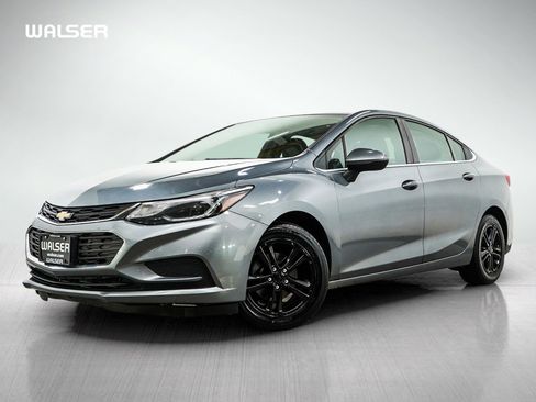 Used 2018 Chevrolet Cruze LT w/ LT Convenience Package FWD image 1
