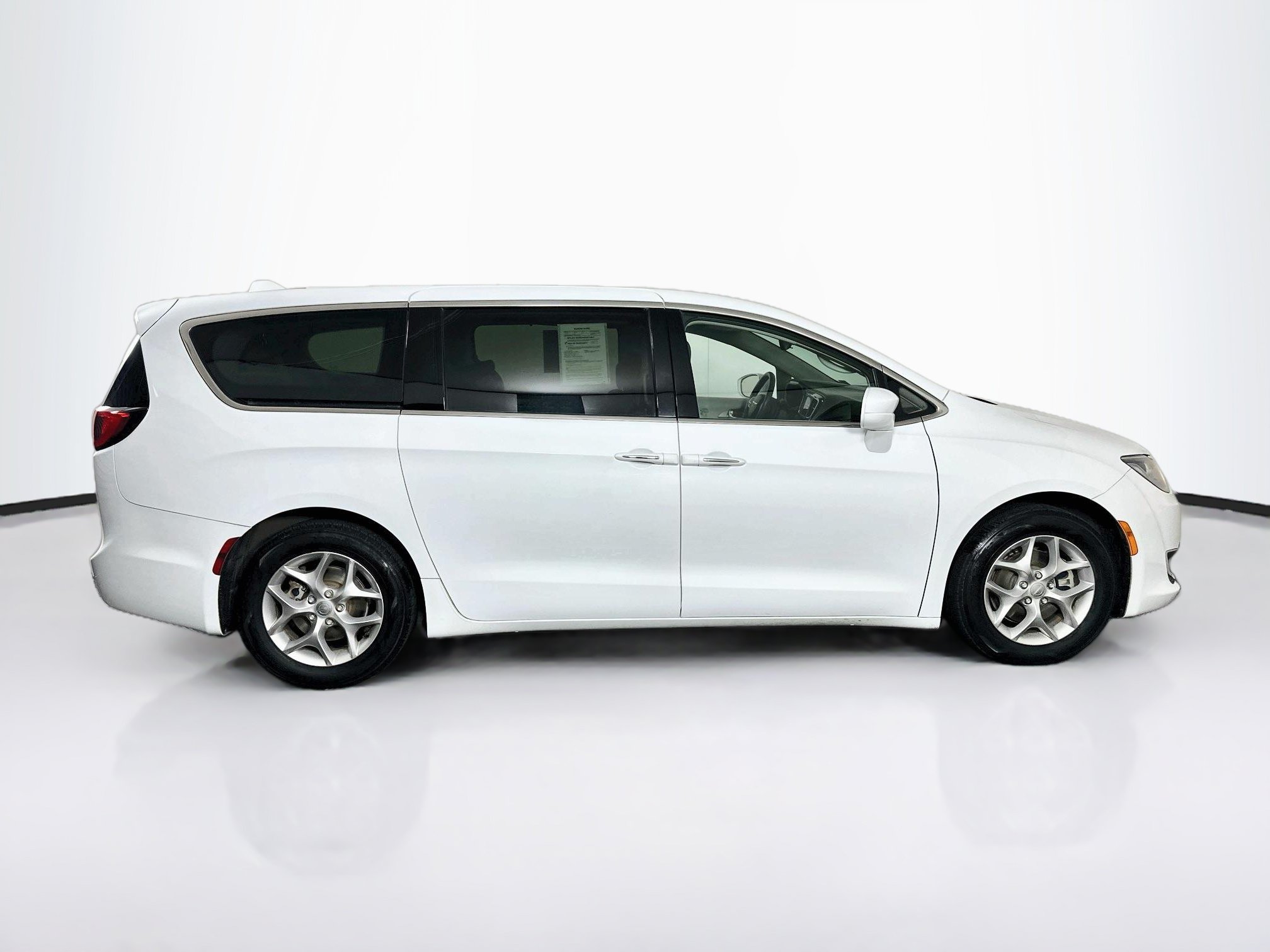 Used 2018 Chrysler Pacifica Touring Plus w/ Tire & Wheel Group FWD image 10
