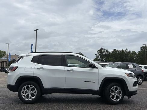Used 2024 Jeep Compass Latitude AWD/4WD image 6