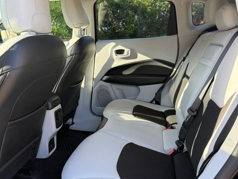 Used 2018 Jeep Compass Latitude w/ Cold Weather Group FWD image 11