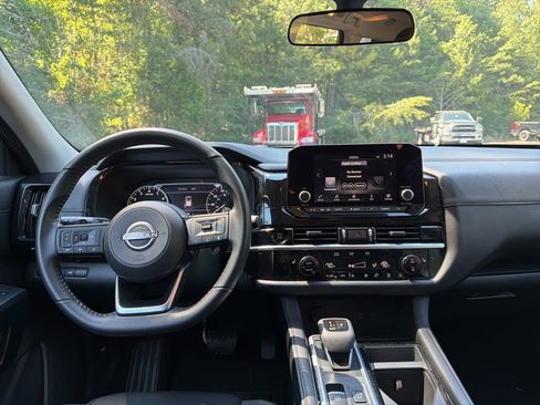 Used 2025 Nissan Pathfinder SV FWD image 16