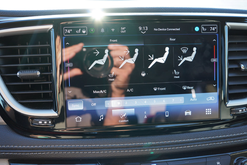 Used 2024 Chrysler Pacifica Limited FWD image 6