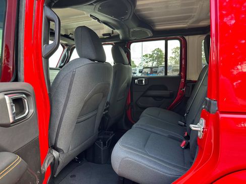 Used 2024 Jeep Wrangler Unlimited Sahara AWD/4WD image 15