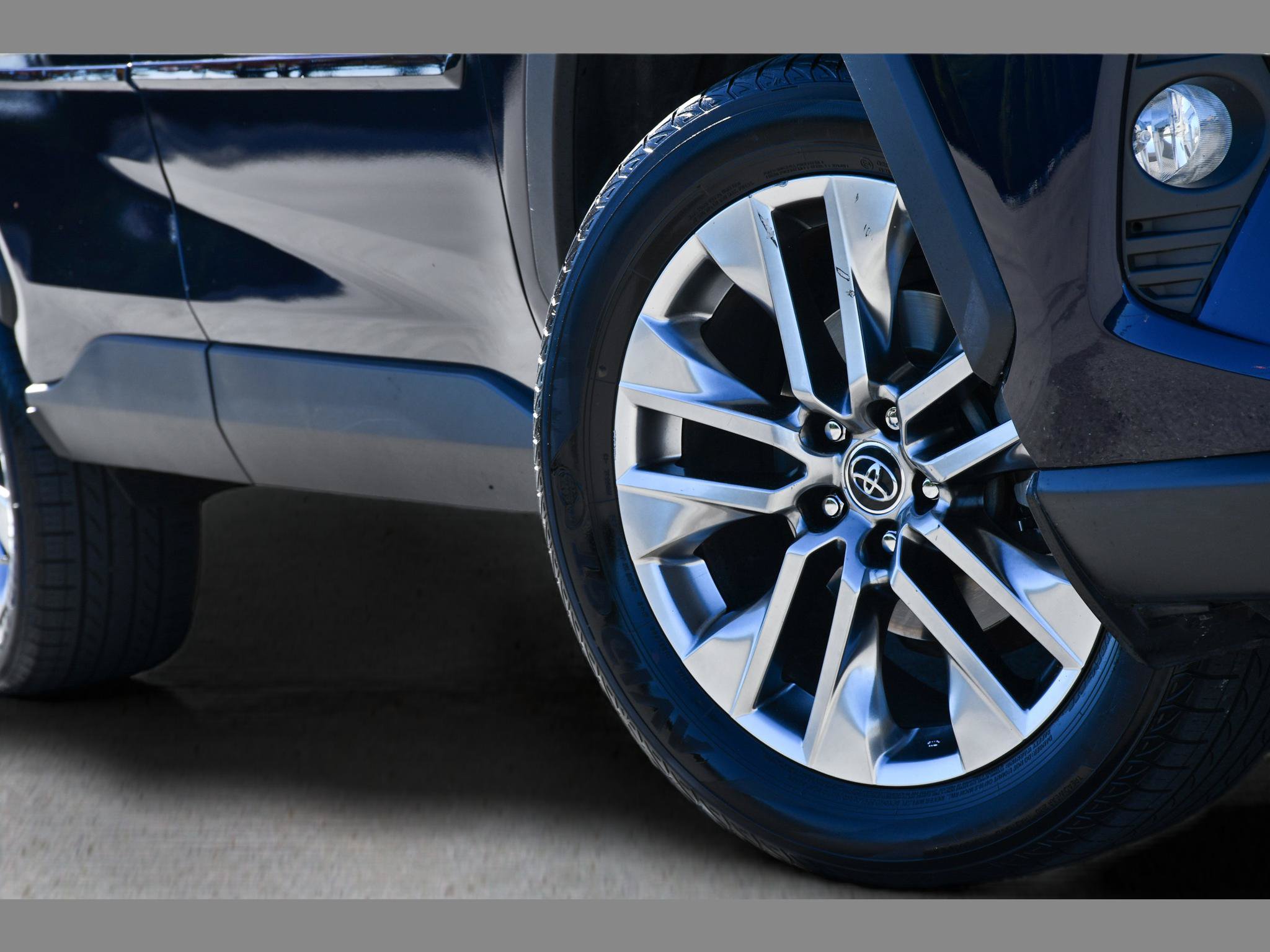 Used 2019 Toyota RAV4 Limited w/ Advanced Technology Package FWD image 11