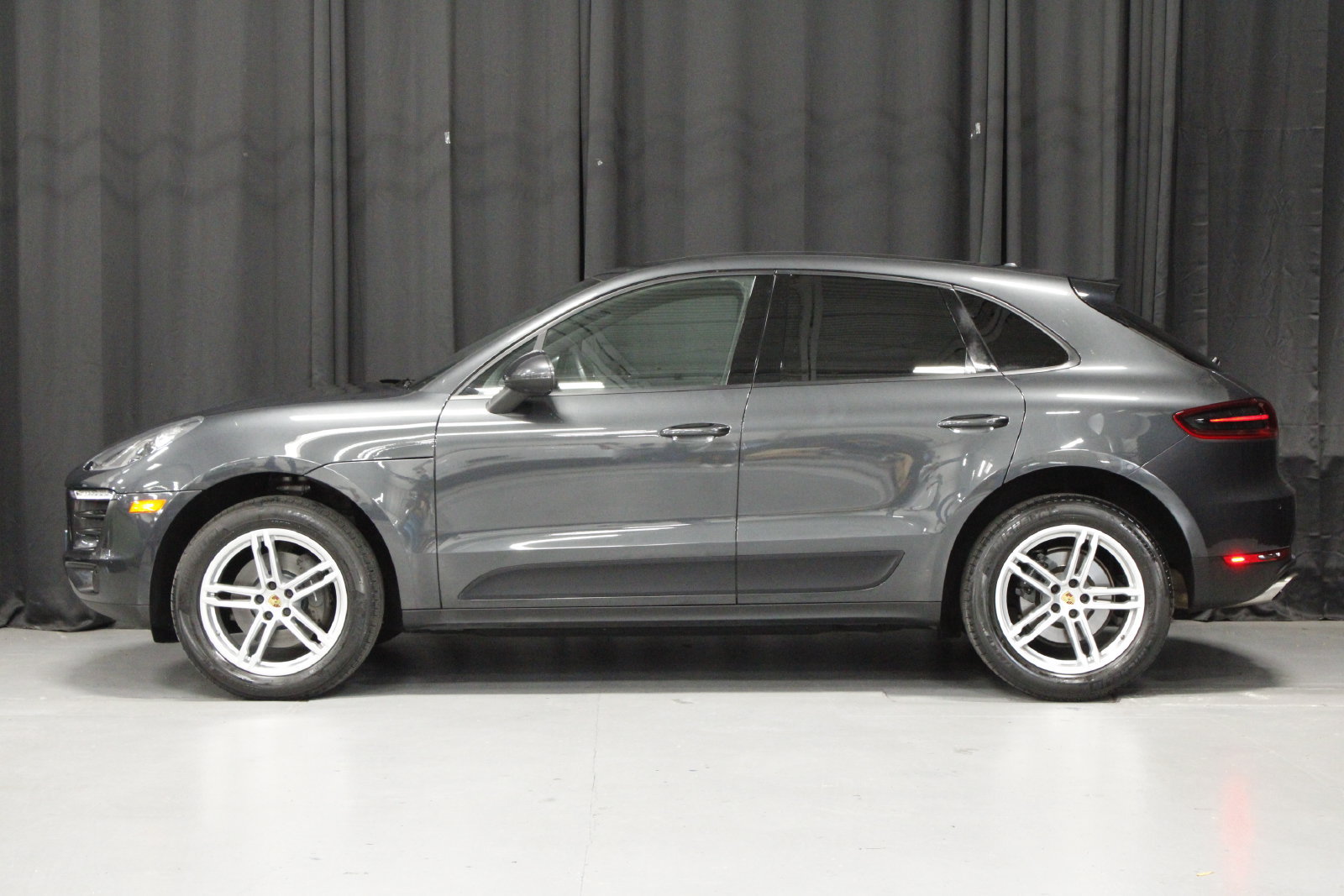 Used 2018 Porsche Macan AWD/4WD image 2